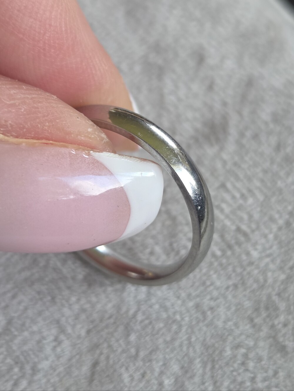 10k Classic Wedding/Stacking Band Ring - Size 8 - White Gold